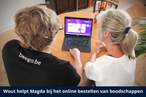 BEEGO Wouter helpt Magda bij het bestellen van online boodschappen