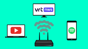 Router in het midden met een verstoord uitziend wifi-signaal en daarrond een laptop met het YouTube-logo, een tv-scherm met het VRT nws-logo en een gsm met het Spotifylogo